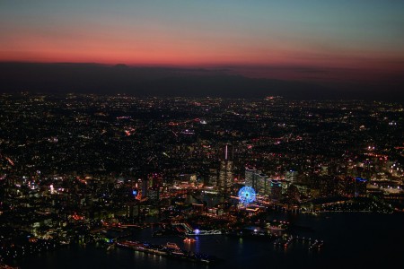 横滨高空冒险：直升机之旅加精致餐饮 image