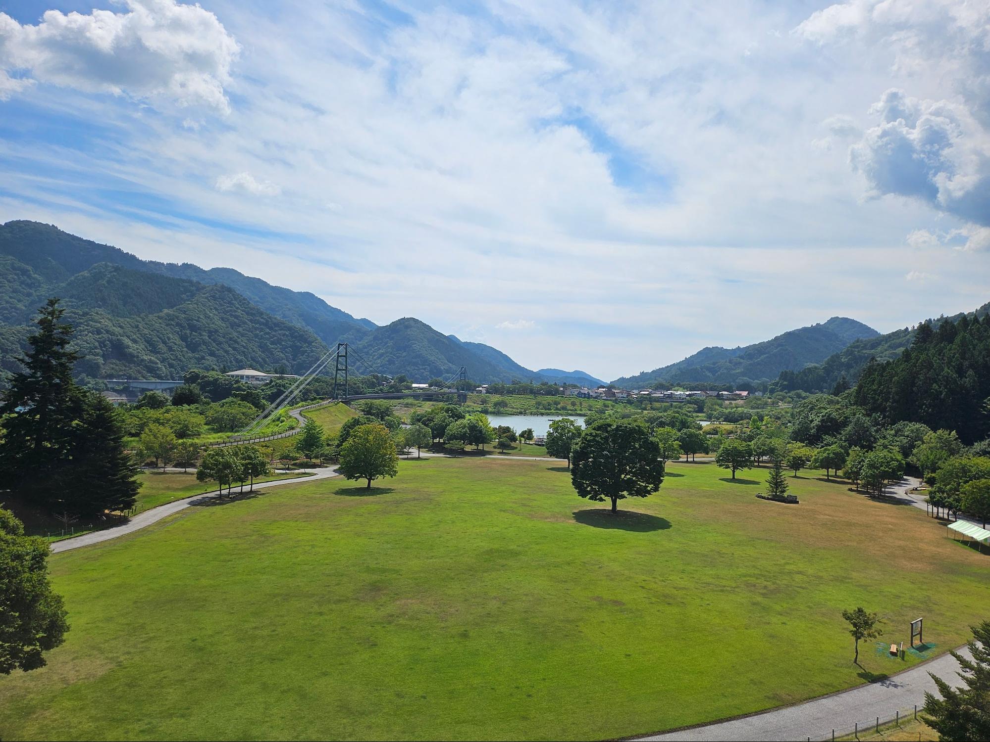 眺望宫濑湖公园和远处的桥