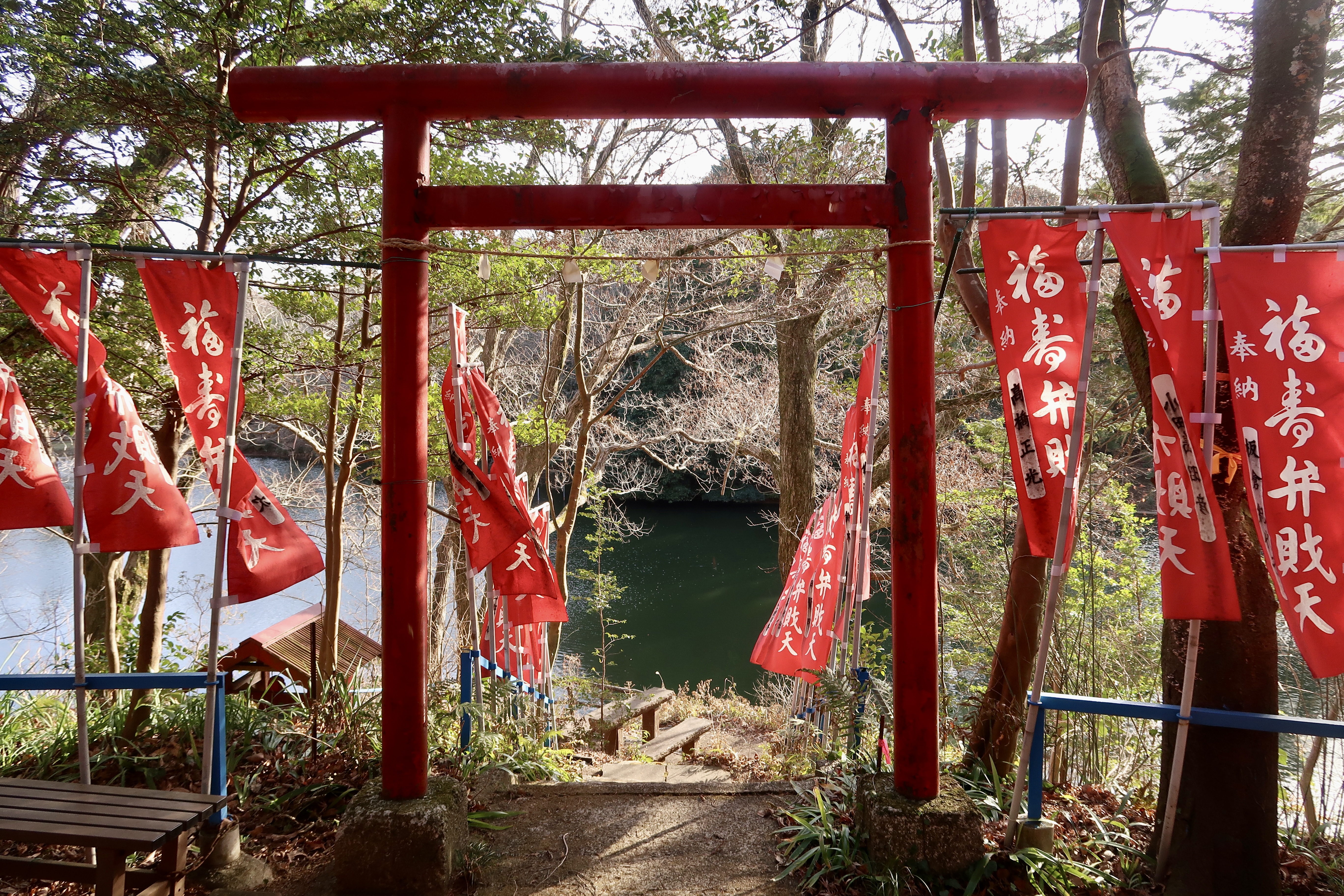 湖畔神社