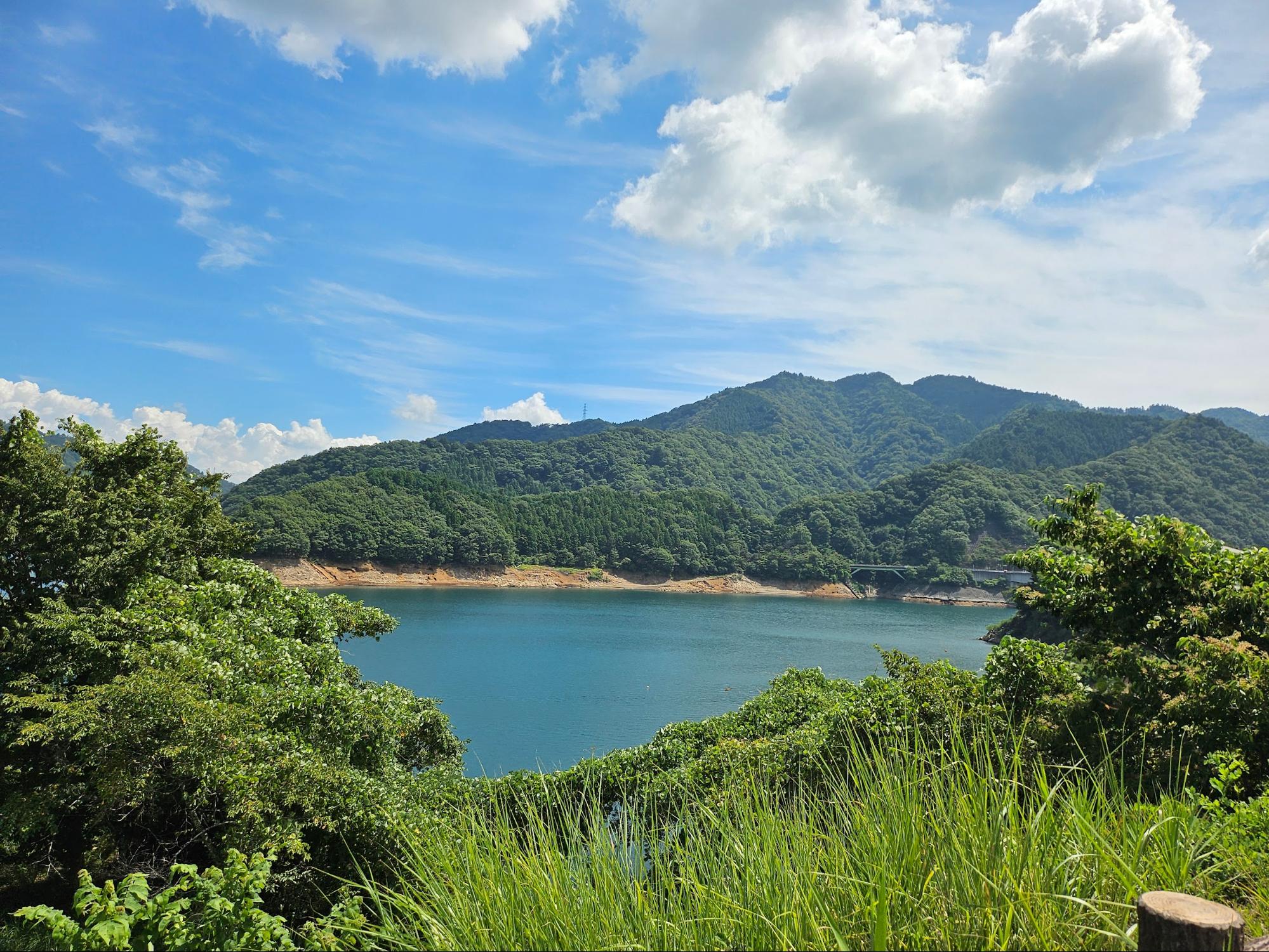 宫濑湖与背后的群山