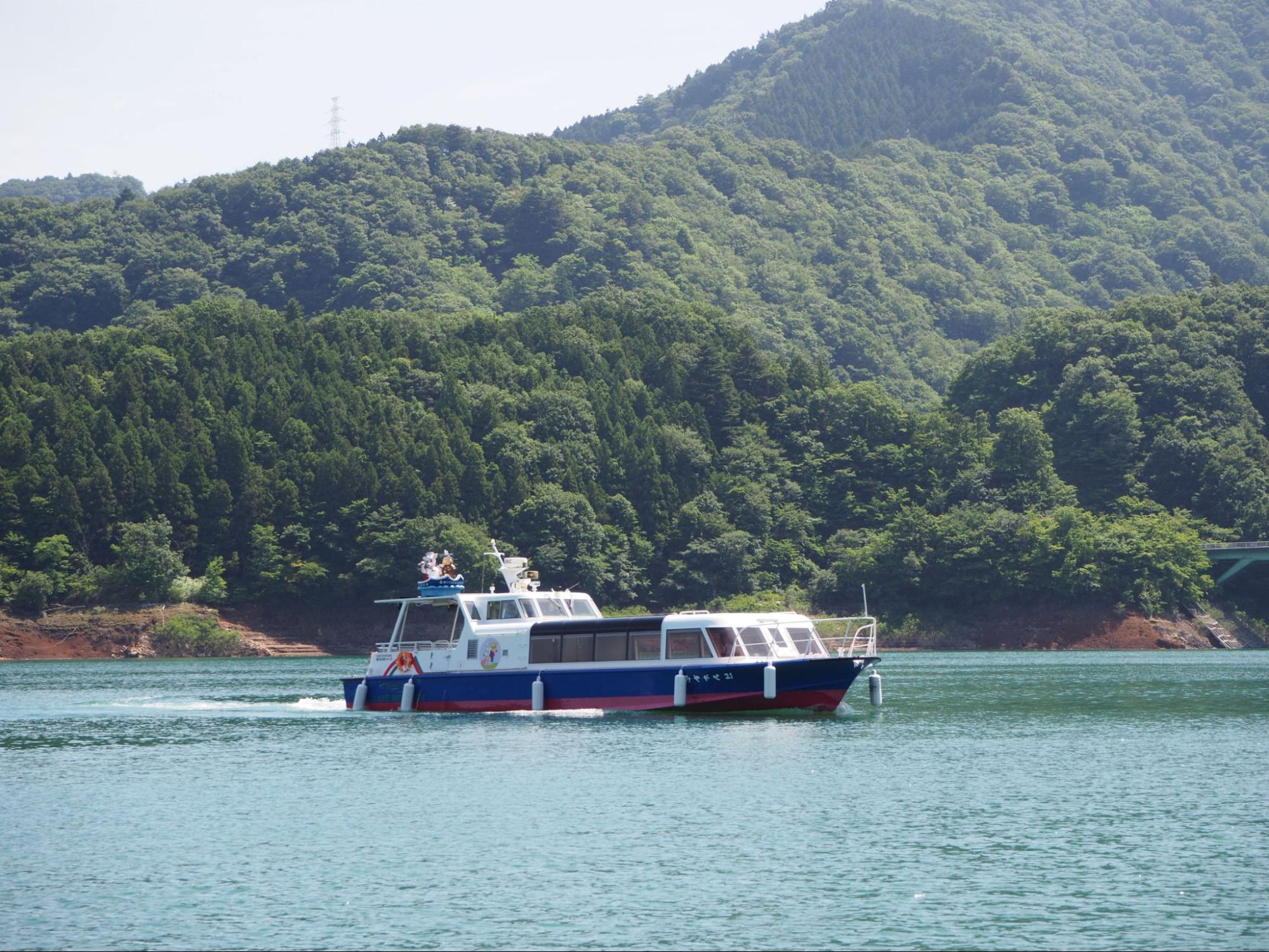 宫濑湖水面上的观光船'米亚丸号'