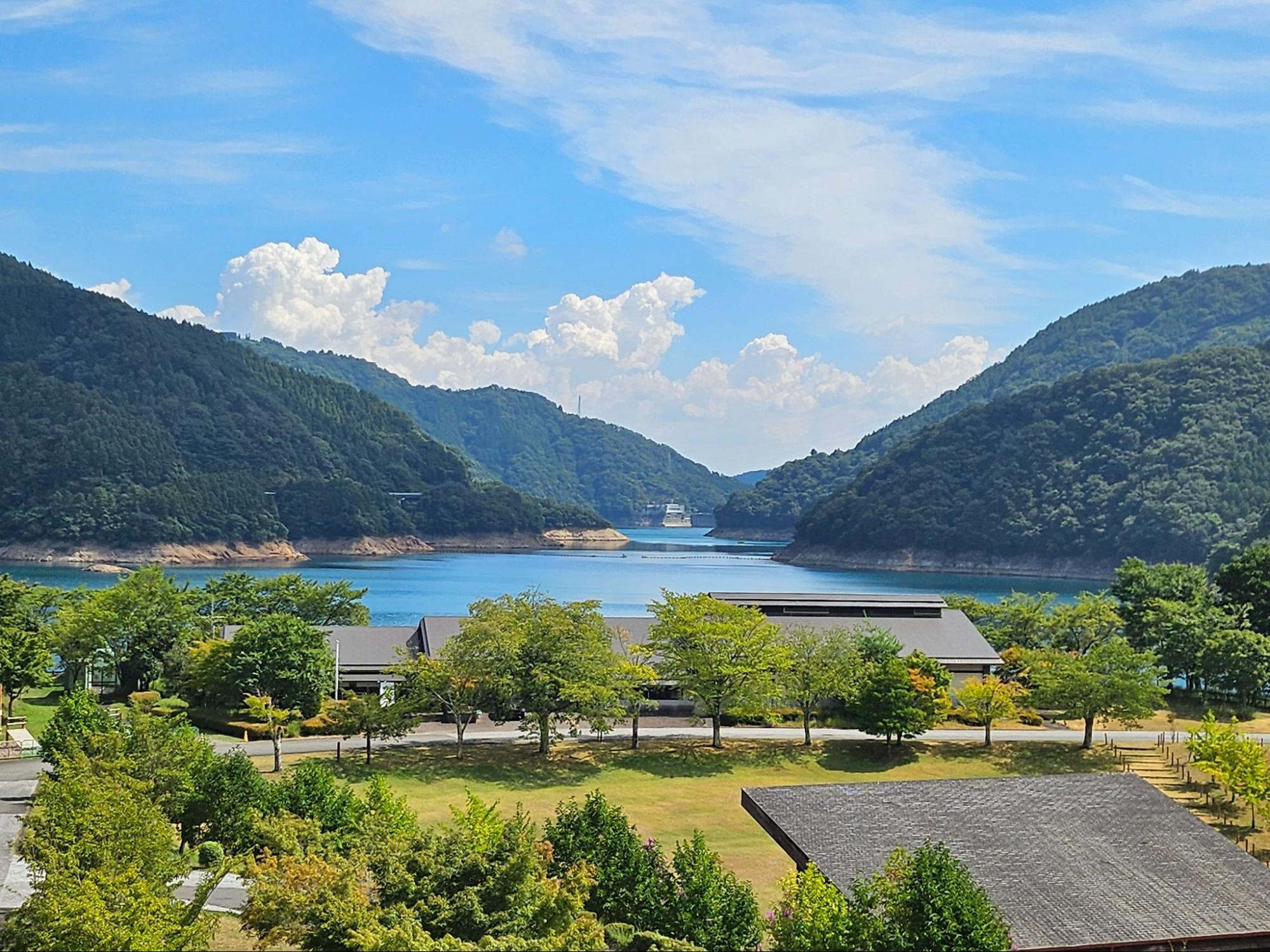 宫濑湖与远方的宫濑水坝，四周环绕着群山