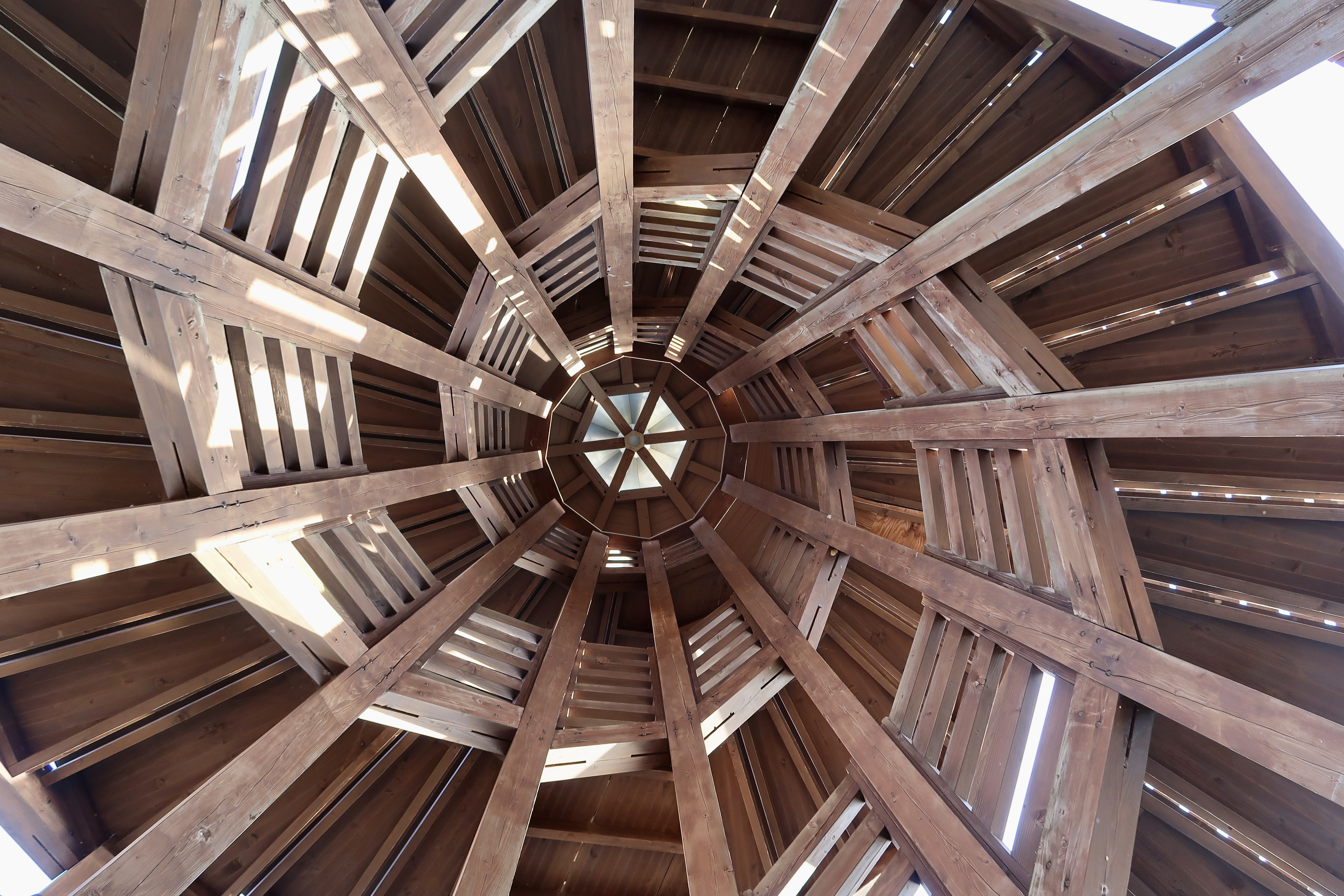 从地面看塔的内部