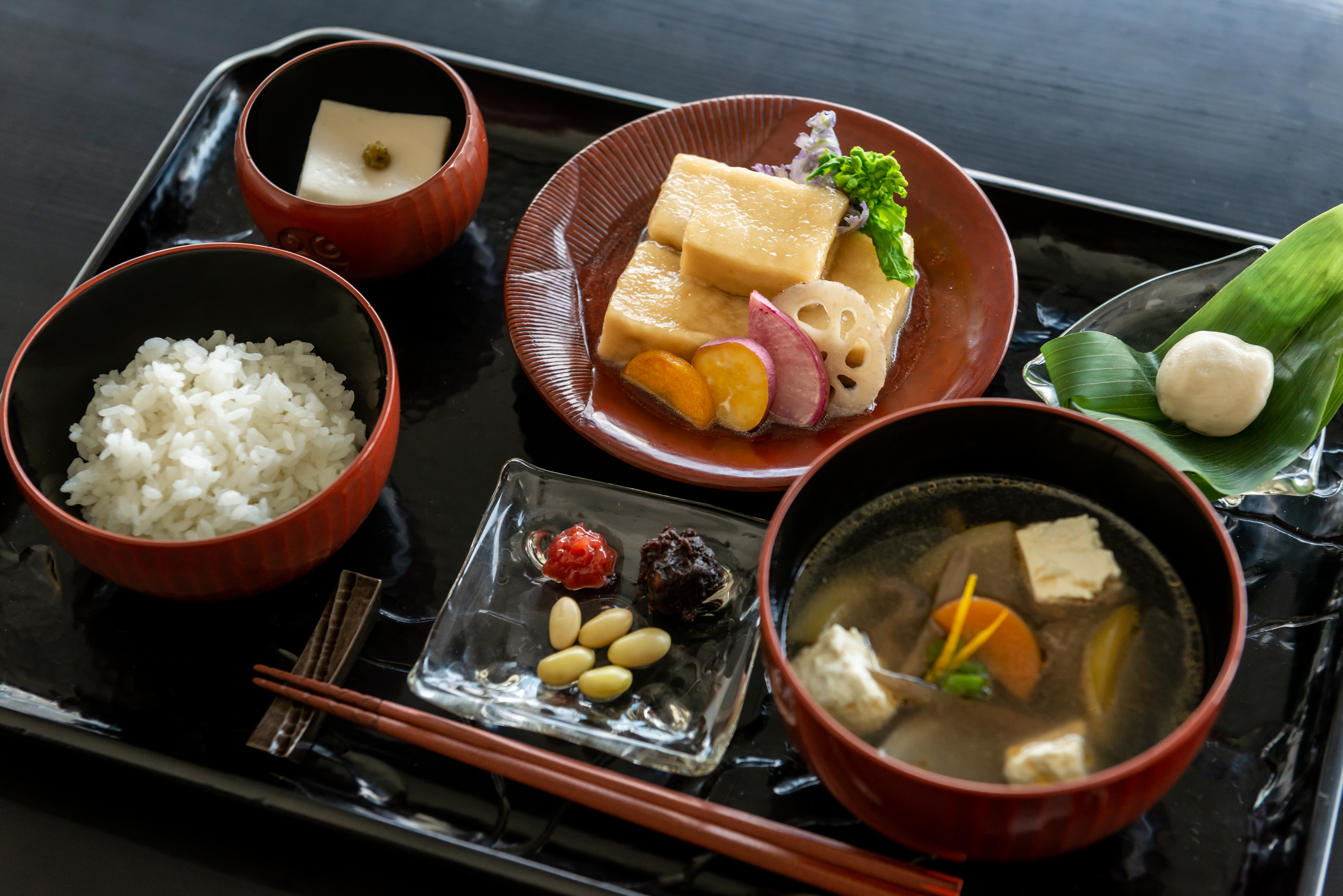 精进徳御膳（纯素餐套）（照片由俱利提供）