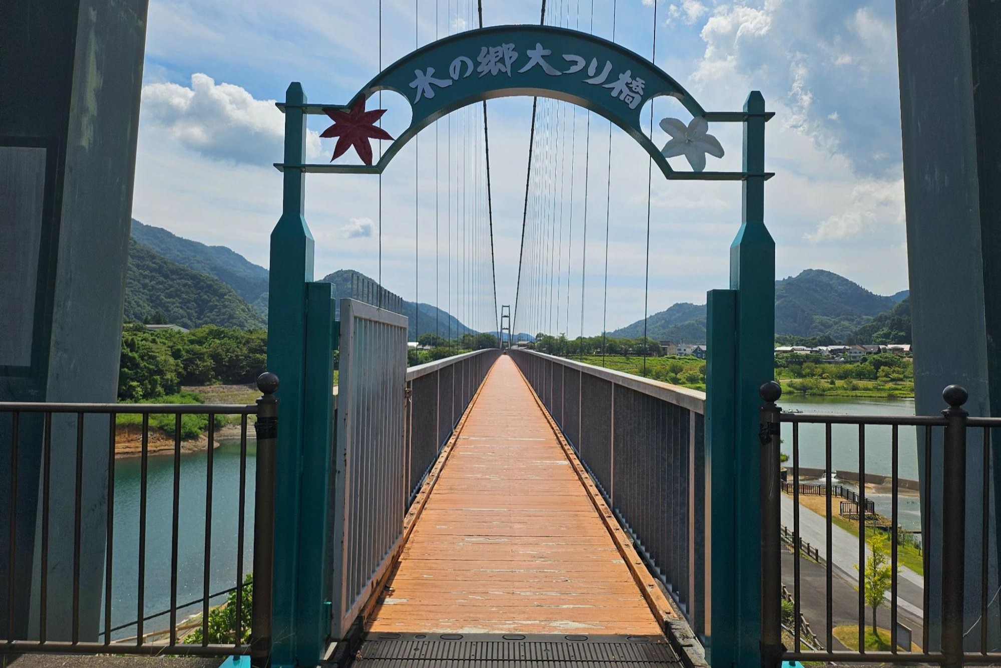 走上水之乡大吊桥