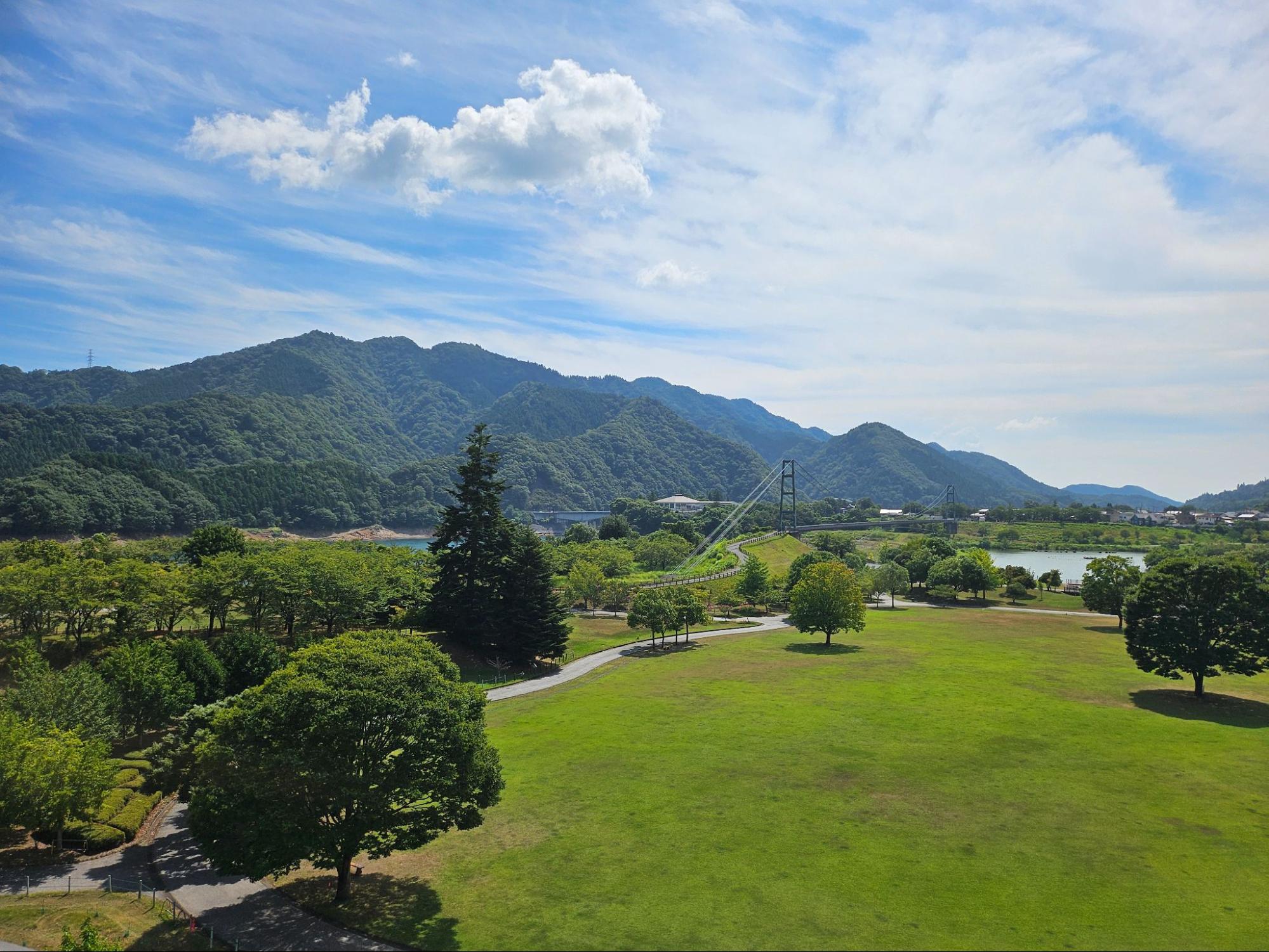 从神奈川县立宫濑山脉中心屋顶观景台俯瞰的壮丽全景
