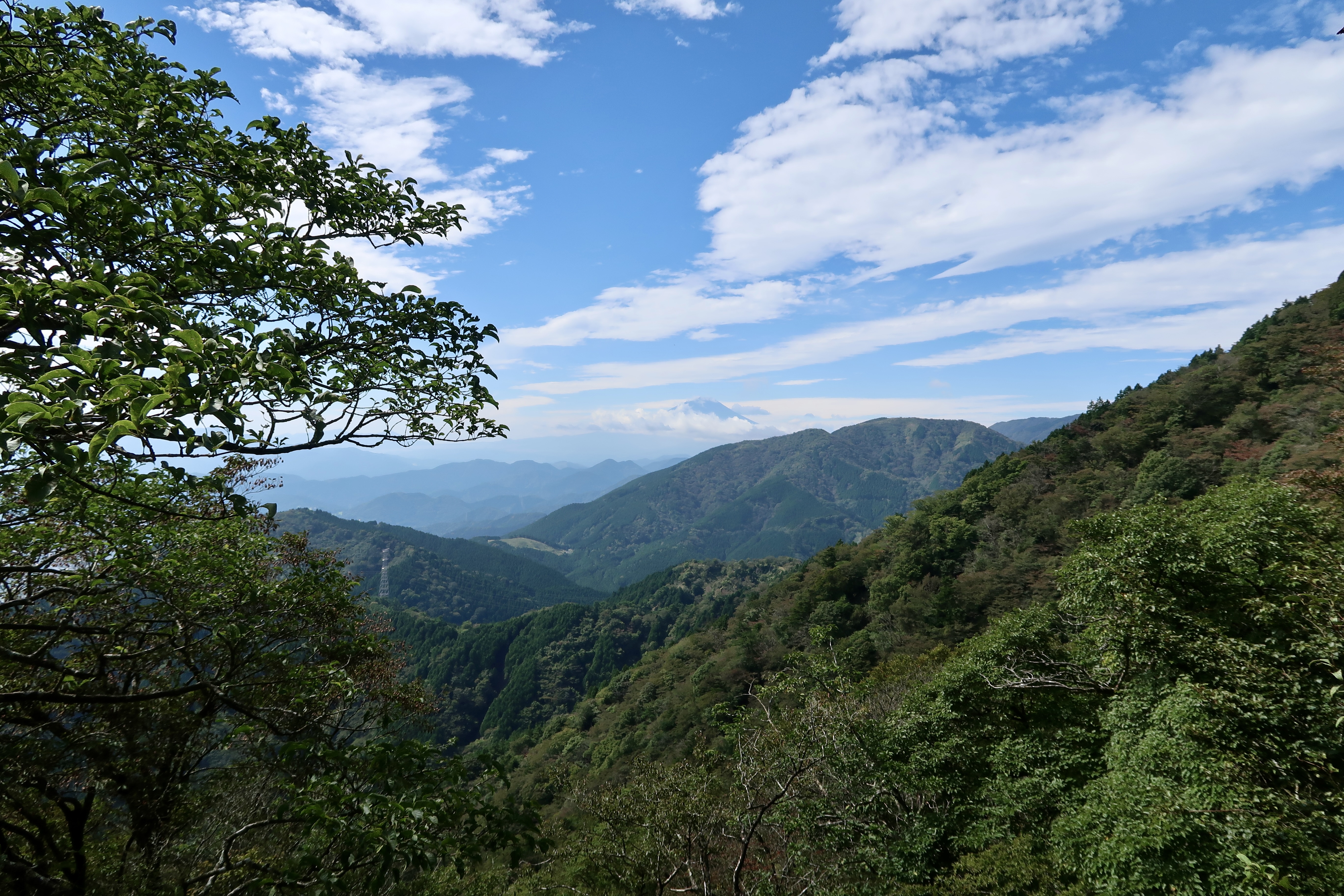 今天的富士山有点害羞——透过中间的云层看它