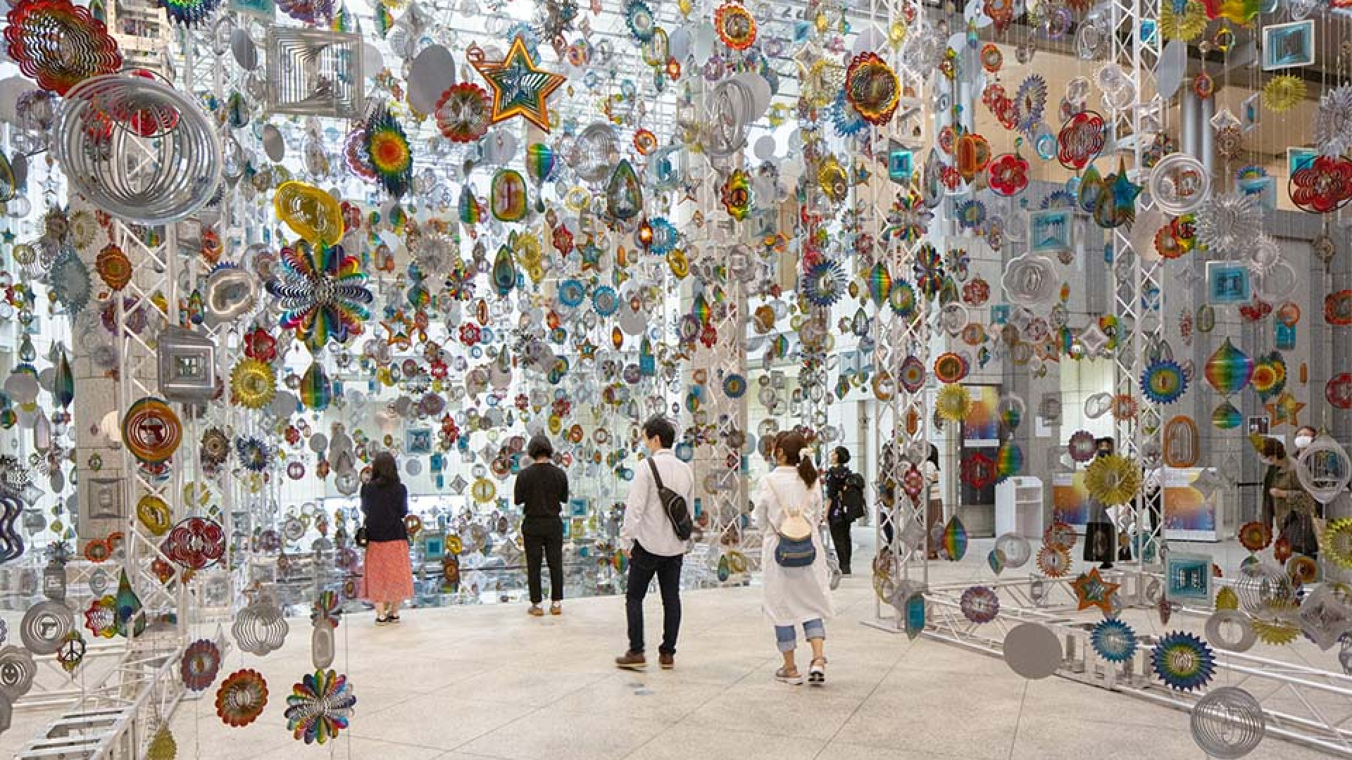 横滨三年展（每三年举办一次的当代艺术国际展）