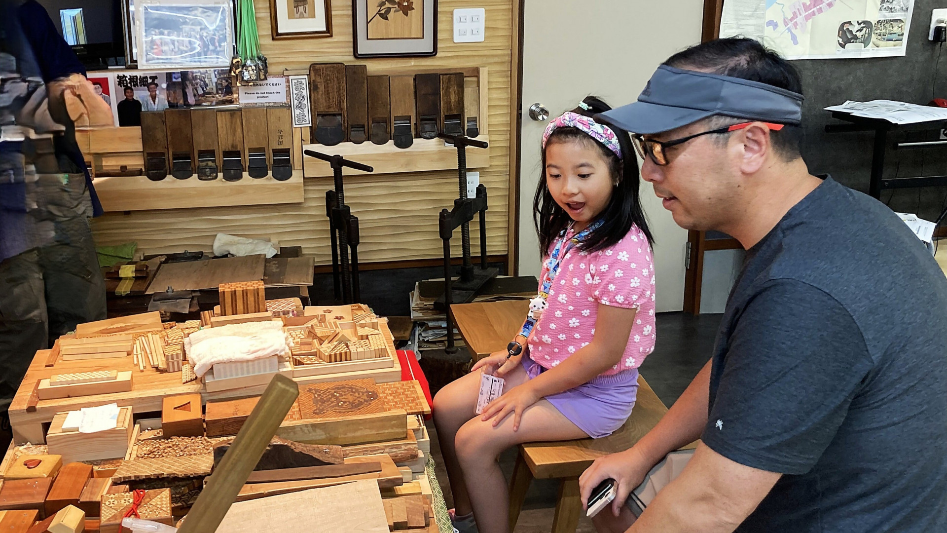 与志愿导览员一起体验箱根手作活动