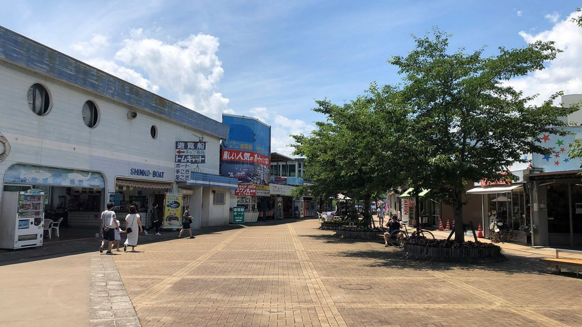 相模湖畔散步（体验昭和复古射击、弹球盘）