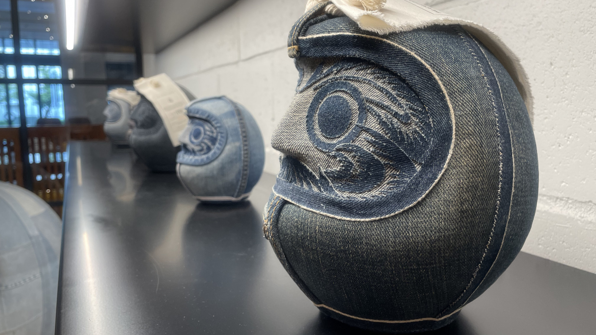 职业滑板手以丹宁布製作达磨不倒翁