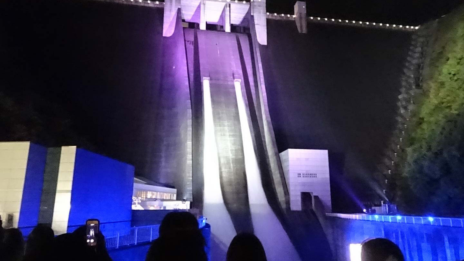 宫濑坝夜间观光开放水闸活动