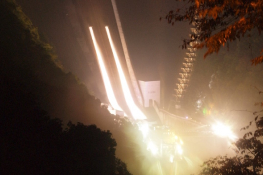 宫濑坝夜间观光开放水闸活动