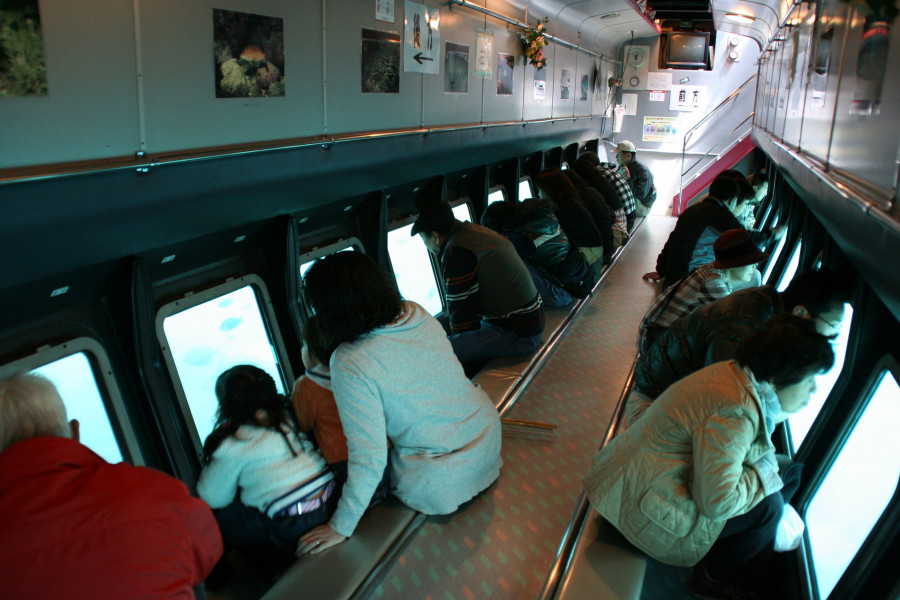 水中观光船“彩虹色鱼号”