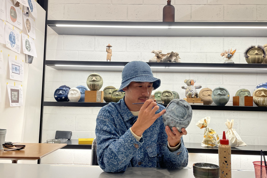 职业滑板手以丹宁布製作达磨不倒翁