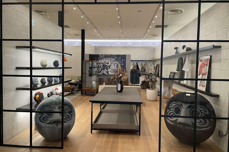 职业滑板手以丹宁布製作达磨不倒翁