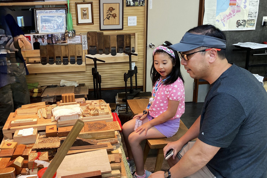 与志愿导览员一起体验箱根手作活动