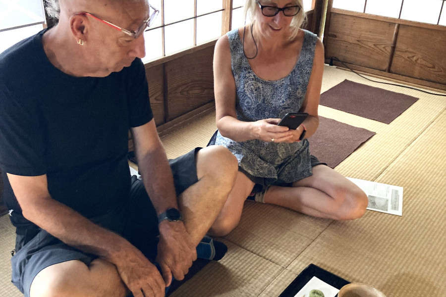 与志愿导览员一起体验箱根手作活动