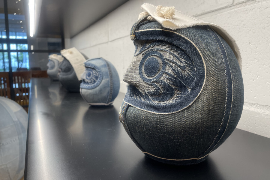 职业滑板手以丹宁布製作达磨不倒翁