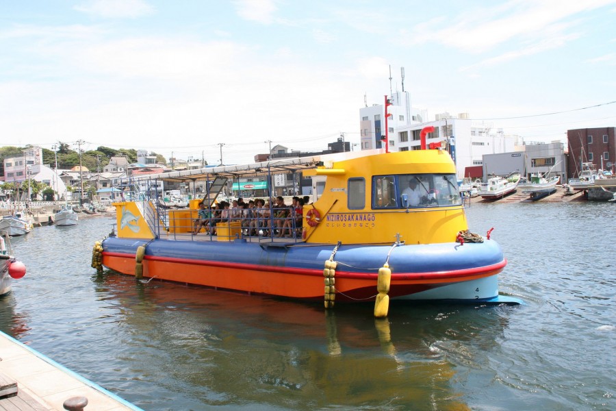 水中观光船“彩虹色鱼号”