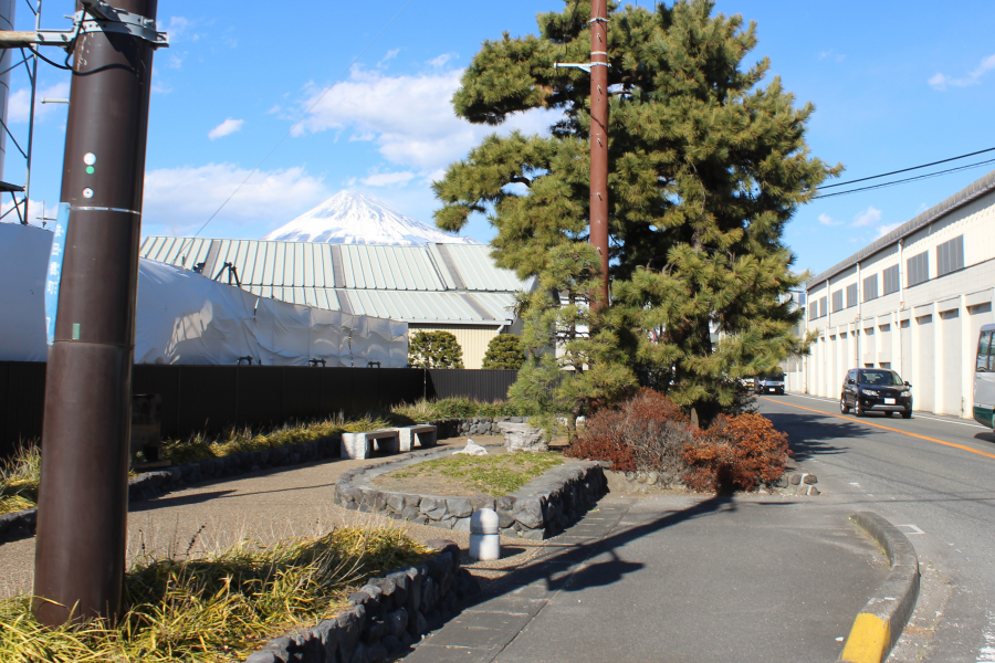 由富士吉原欣赏富士山左侧景色