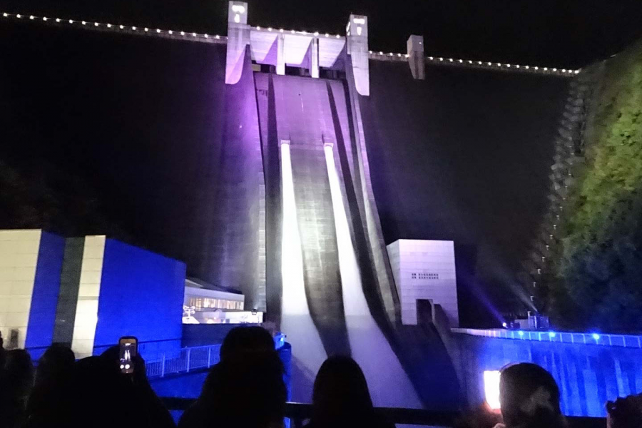 宫濑坝夜间观光开放水闸活动